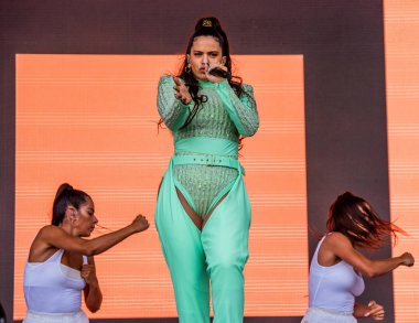 Chicago, Illinois / ABD - 4 Ağustos 2019 Pazar günü İspanyol flamenko yıldızı Rosalia, Grant Park, Chicago 'daki Lollapalooza müzik festivalinde sahne aldı..