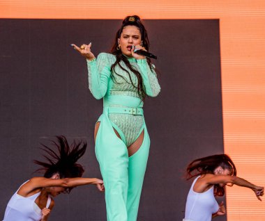 Chicago, Illinois / ABD - 4 Ağustos 2019 Pazar günü İspanyol flamenko yıldızı Rosalia, Grant Park, Chicago 'daki Lollapalooza müzik festivalinde sahne aldı..