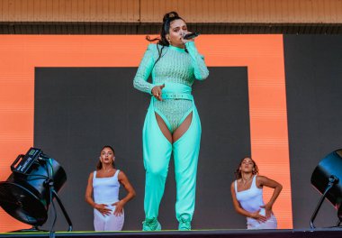 Chicago, Illinois / ABD - 4 Ağustos 2019 Pazar günü İspanyol flamenko yıldızı Rosalia, Grant Park, Chicago 'daki Lollapalooza müzik festivalinde sahne aldı..