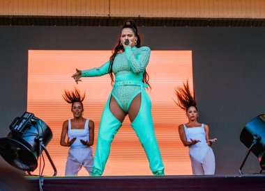 Chicago, Illinois / ABD - 4 Ağustos 2019 Pazar günü İspanyol flamenko yıldızı Rosalia, Grant Park, Chicago 'daki Lollapalooza müzik festivalinde sahne aldı..