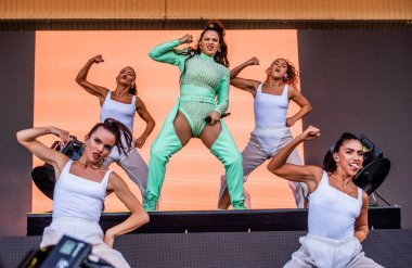 Chicago, Illinois / ABD - 4 Ağustos 2019 Pazar günü İspanyol flamenko yıldızı Rosalia, Grant Park, Chicago 'daki Lollapalooza müzik festivalinde sahne aldı..