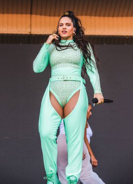 Chicago, Illinois / ABD - 4 Ağustos 2019 Pazar günü İspanyol flamenko yıldızı Rosalia, Grant Park, Chicago 'daki Lollapalooza müzik festivalinde sahne aldı..