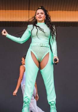 Chicago, Illinois / ABD - 4 Ağustos 2019 Pazar günü İspanyol flamenko yıldızı Rosalia, Grant Park, Chicago 'daki Lollapalooza müzik festivalinde sahne aldı..