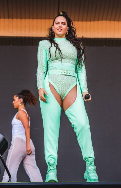 Chicago, Illinois / ABD - 4 Ağustos 2019 Pazar günü İspanyol flamenko yıldızı Rosalia, Grant Park, Chicago 'daki Lollapalooza müzik festivalinde sahne aldı..