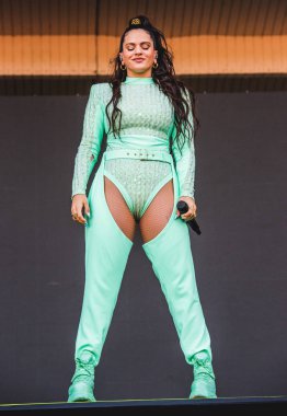 Chicago, Illinois / ABD - 4 Ağustos 2019 Pazar günü İspanyol flamenko yıldızı Rosalia, Grant Park, Chicago 'daki Lollapalooza müzik festivalinde sahne aldı..
