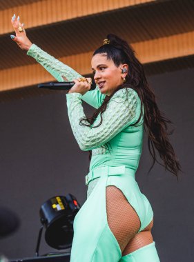 Chicago, Illinois / ABD - 4 Ağustos 2019 Pazar günü İspanyol flamenko yıldızı Rosalia, Grant Park, Chicago 'daki Lollapalooza müzik festivalinde sahne aldı..