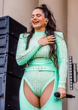 Chicago, Illinois / ABD - 4 Ağustos 2019 Pazar günü İspanyol flamenko yıldızı Rosalia, Grant Park, Chicago 'daki Lollapalooza müzik festivalinde sahne aldı..
