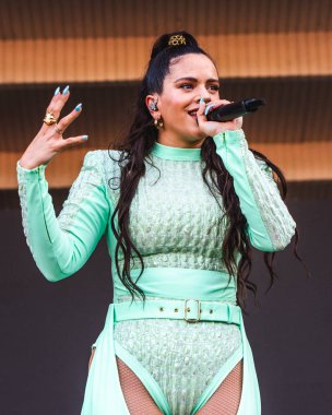 Chicago, Illinois / ABD - 4 Ağustos 2019 Pazar günü İspanyol flamenko yıldızı Rosalia, Grant Park, Chicago 'daki Lollapalooza müzik festivalinde sahne aldı..