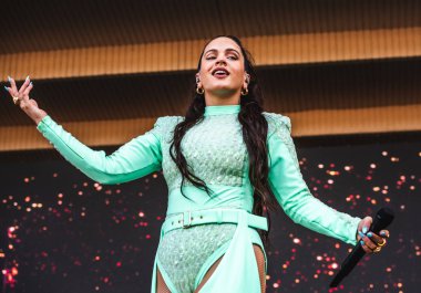 Chicago, Illinois / ABD - 4 Ağustos 2019 Pazar günü İspanyol flamenko yıldızı Rosalia, Grant Park, Chicago 'daki Lollapalooza müzik festivalinde sahne aldı..