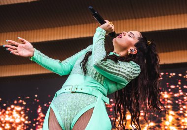 Chicago, Illinois / ABD - 4 Ağustos 2019 Pazar günü İspanyol flamenko yıldızı Rosalia, Grant Park, Chicago 'daki Lollapalooza müzik festivalinde sahne aldı..