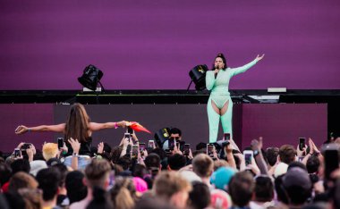 Chicago, Illinois / ABD - 4 Ağustos 2019 Pazar günü İspanyol flamenko yıldızı Rosalia, Grant Park, Chicago 'daki Lollapalooza müzik festivalinde sahne aldı..