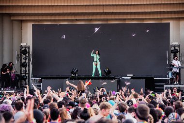 Chicago, Illinois / ABD - 4 Ağustos 2019 Pazar günü İspanyol flamenko yıldızı Rosalia, Grant Park, Chicago 'daki Lollapalooza müzik festivalinde sahne aldı..