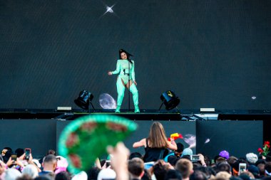 Chicago, Illinois / ABD - 4 Ağustos 2019 Pazar günü İspanyol flamenko yıldızı Rosalia, Grant Park, Chicago 'daki Lollapalooza müzik festivalinde sahne aldı..