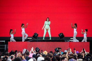 Chicago, Illinois / ABD - 4 Ağustos 2019 Pazar günü İspanyol flamenko yıldızı Rosalia, Grant Park, Chicago 'daki Lollapalooza müzik festivalinde sahne aldı..