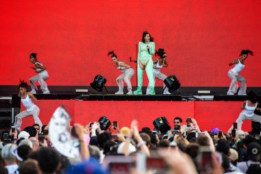 Chicago, Illinois / ABD - 4 Ağustos 2019 Pazar günü İspanyol flamenko yıldızı Rosalia, Grant Park, Chicago 'daki Lollapalooza müzik festivalinde sahne aldı..