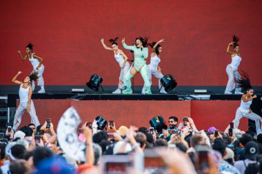 Chicago, Illinois / ABD - 4 Ağustos 2019 Pazar günü İspanyol flamenko yıldızı Rosalia, Grant Park, Chicago 'daki Lollapalooza müzik festivalinde sahne aldı..