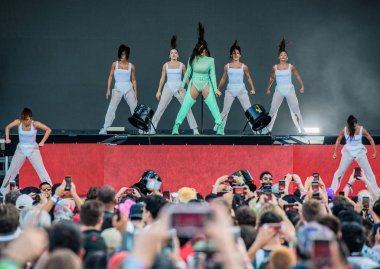 Chicago, Illinois / ABD - 4 Ağustos 2019 Pazar günü İspanyol flamenko yıldızı Rosalia, Grant Park, Chicago 'daki Lollapalooza müzik festivalinde sahne aldı..