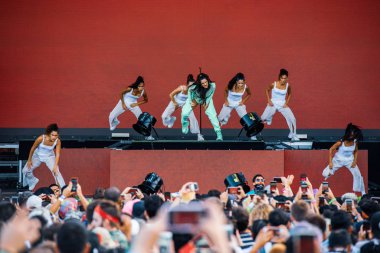 Chicago, Illinois / ABD - 4 Ağustos 2019 Pazar günü İspanyol flamenko yıldızı Rosalia, Grant Park, Chicago 'daki Lollapalooza müzik festivalinde sahne aldı..