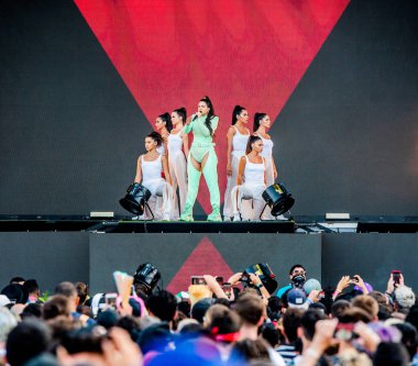 Chicago, Illinois / ABD - 4 Ağustos 2019 Pazar günü İspanyol flamenko yıldızı Rosalia, Grant Park, Chicago 'daki Lollapalooza müzik festivalinde sahne aldı..