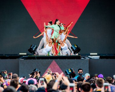 Chicago, Illinois / ABD - 4 Ağustos 2019 Pazar günü İspanyol flamenko yıldızı Rosalia, Grant Park, Chicago 'daki Lollapalooza müzik festivalinde sahne aldı..