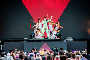 Chicago, Illinois / ABD - 4 Ağustos 2019 Pazar günü İspanyol flamenko yıldızı Rosalia, Grant Park, Chicago 'daki Lollapalooza müzik festivalinde sahne aldı..