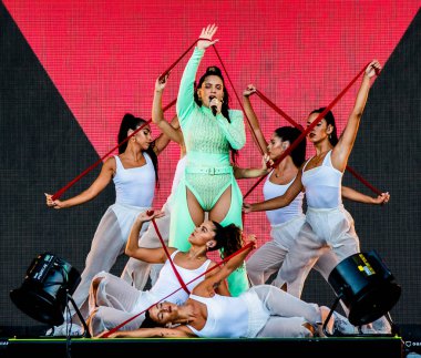 Chicago, Illinois / ABD - 4 Ağustos 2019 Pazar günü İspanyol flamenko yıldızı Rosalia, Grant Park, Chicago 'daki Lollapalooza müzik festivalinde sahne aldı..