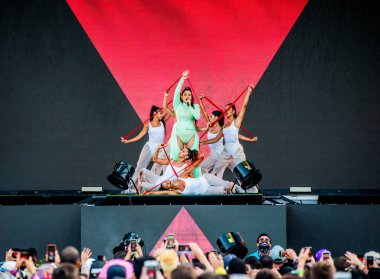 Chicago, Illinois / ABD - 4 Ağustos 2019 Pazar günü İspanyol flamenko yıldızı Rosalia, Grant Park, Chicago 'daki Lollapalooza müzik festivalinde sahne aldı..
