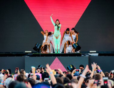 Chicago, Illinois / ABD - 4 Ağustos 2019 Pazar günü İspanyol flamenko yıldızı Rosalia, Grant Park, Chicago 'daki Lollapalooza müzik festivalinde sahne aldı..