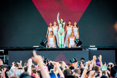 Chicago, Illinois / ABD - 4 Ağustos 2019 Pazar günü İspanyol flamenko yıldızı Rosalia, Grant Park, Chicago 'daki Lollapalooza müzik festivalinde sahne aldı..