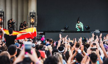 Chicago, Illinois / ABD - 4 Ağustos 2019 Pazar günü İspanyol flamenko yıldızı Rosalia, Grant Park, Chicago 'daki Lollapalooza müzik festivalinde sahne aldı..