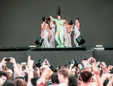 Chicago, Illinois / ABD - 4 Ağustos 2019 Pazar günü İspanyol flamenko yıldızı Rosalia, Grant Park, Chicago 'daki Lollapalooza müzik festivalinde sahne aldı..