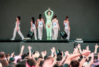 Chicago, Illinois / ABD - 4 Ağustos 2019 Pazar günü İspanyol flamenko yıldızı Rosalia, Grant Park, Chicago 'daki Lollapalooza müzik festivalinde sahne aldı..