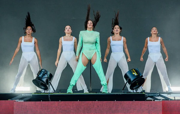 Chicago, Illinois / ABD - 4 Ağustos 2019 Pazar günü İspanyol flamenko yıldızı Rosalia, Grant Park, Chicago 'daki Lollapalooza müzik festivalinde sahne aldı..