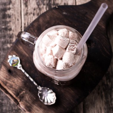 Sıcak çikolata şekerleme beyaz Kupası, rustik ahşap arka plan, kopya alanı ile