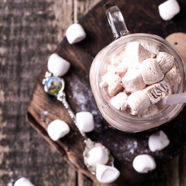 Sıcak çikolata şekerleme beyaz Kupası, rustik ahşap arka plan, kopya alanı ile