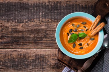 Krem ve kabak çekirdeği ile kavrulmuş kabak ve havuç çorbası