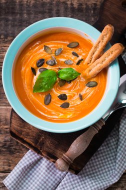 Krem ve kabak çekirdeği ile kavrulmuş kabak ve havuç çorbası