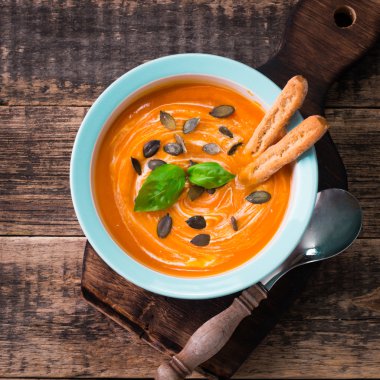 Krem ve kabak çekirdeği ile kavrulmuş kabak ve havuç çorbası