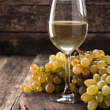 Beyaz şarap ve üzüm. Şarap ve üzüm vintage ahşap tablo