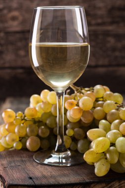 Beyaz şarap ve üzüm. Şarap ve üzüm vintage ahşap tablo