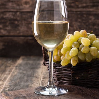 Beyaz şarap ve üzüm. Şarap ve üzüm vintage ahşap tablo