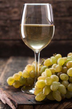 Beyaz şarap ve üzüm. Şarap ve üzüm vintage ahşap tablo