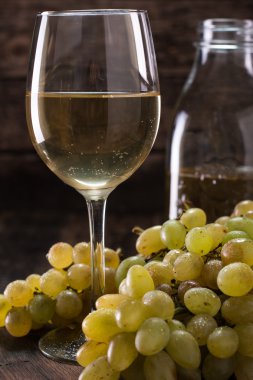 Beyaz şarap ve üzüm. Şarap ve üzüm vintage ahşap tablo
