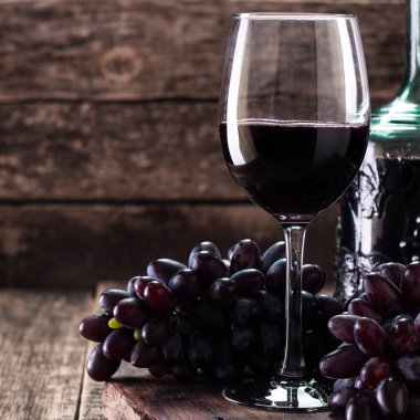 Kırmızı şarap, üzüm ahşap zemin ile servis