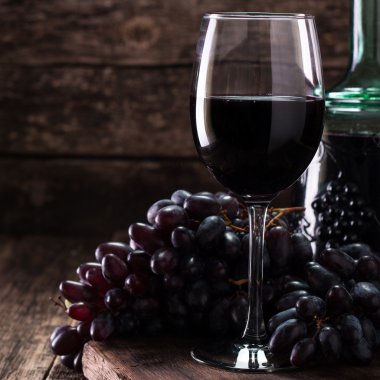 Kırmızı şarap, üzüm ahşap zemin ile servis