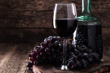 Kırmızı şarap, üzüm ahşap zemin ile servis