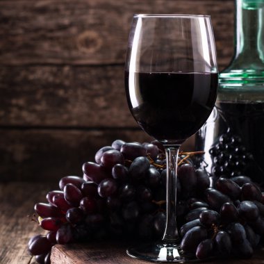 Kırmızı şarap, üzüm ahşap zemin ile servis