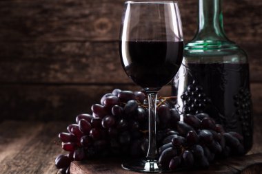 Kırmızı şarap, üzüm ahşap zemin ile servis