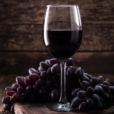 Kırmızı şarap, üzüm ahşap zemin ile servis