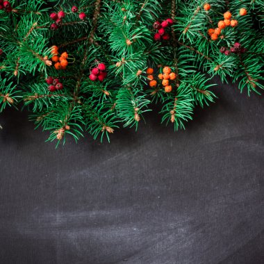Koyu ahşap tahta üzerinde dekorasyon ile Noel köknar ağacı. yumuşak odak